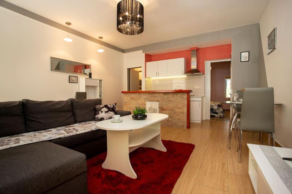 Apartman Den,Rovinj Oaza U Centru Grada I Besplatnim Parkingom Lägenhet Exteriör bild