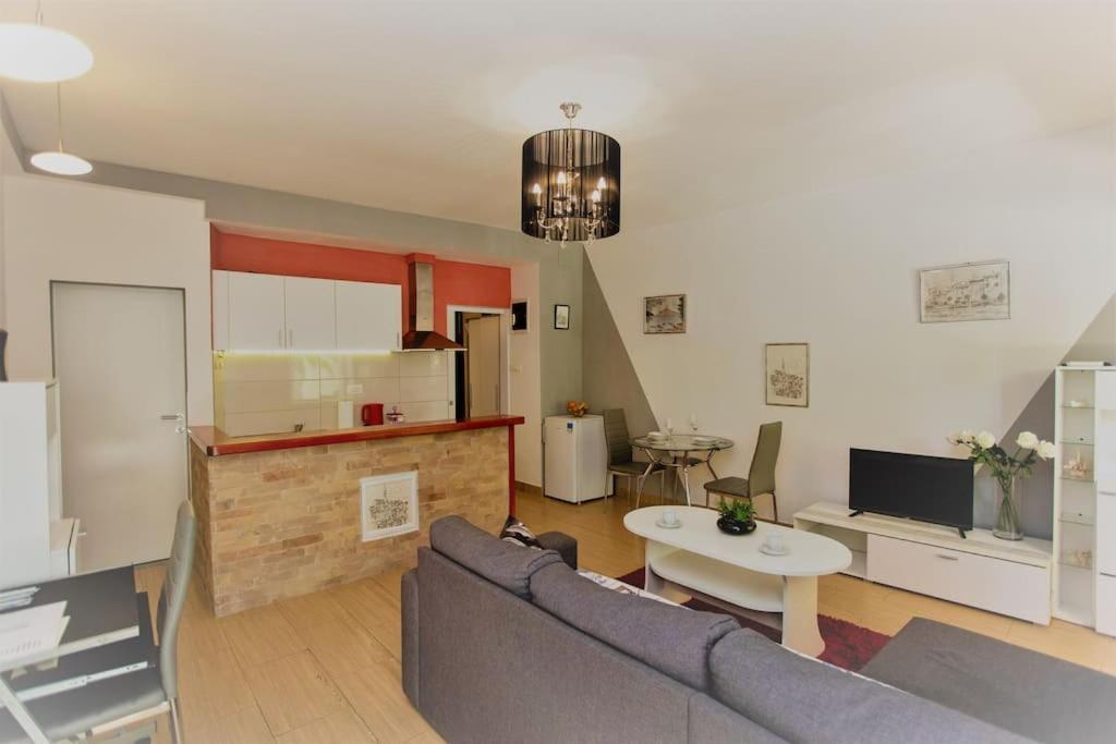Apartman Den,Rovinj Oaza U Centru Grada I Besplatnim Parkingom Lägenhet Exteriör bild
