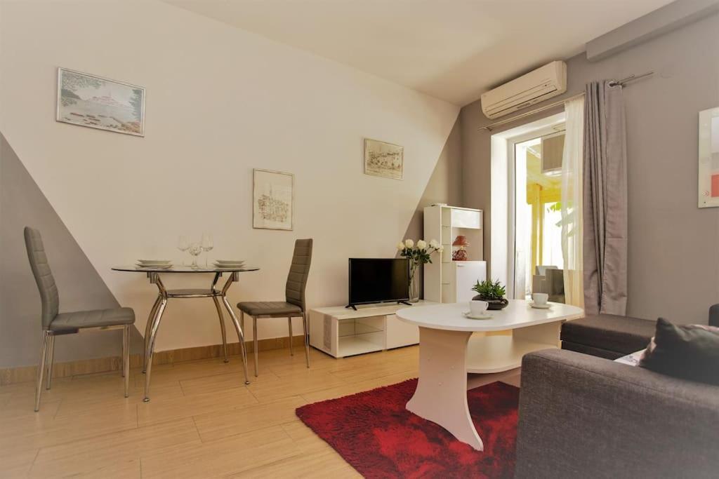 Apartman Den,Rovinj Oaza U Centru Grada I Besplatnim Parkingom Lägenhet Exteriör bild